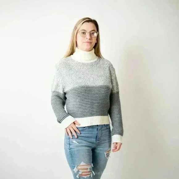 Crochet Knit 2 Tone Sweater - Picture 5 of 8